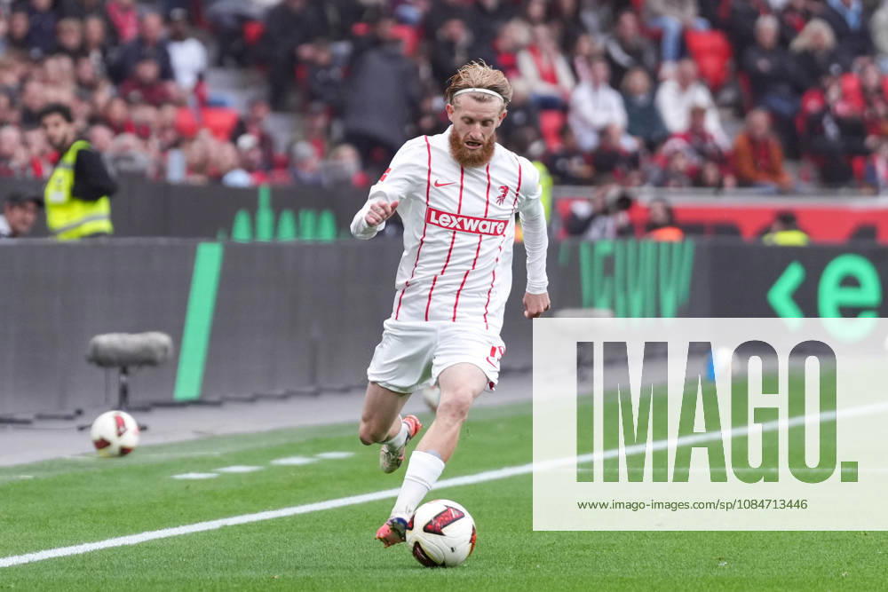 Niklas Beste (SC Freiburg, 19) am Ball , Deutschland, Fussball, 1. Bundesliga, 6.Spieltag, 2026 2027, Bayer Leverkusen vs. SC Freiburg, 18.10.2026, BayArena, Leverkusen Leverkusen BayArena Nordrhein-Westfalen Deutschland
