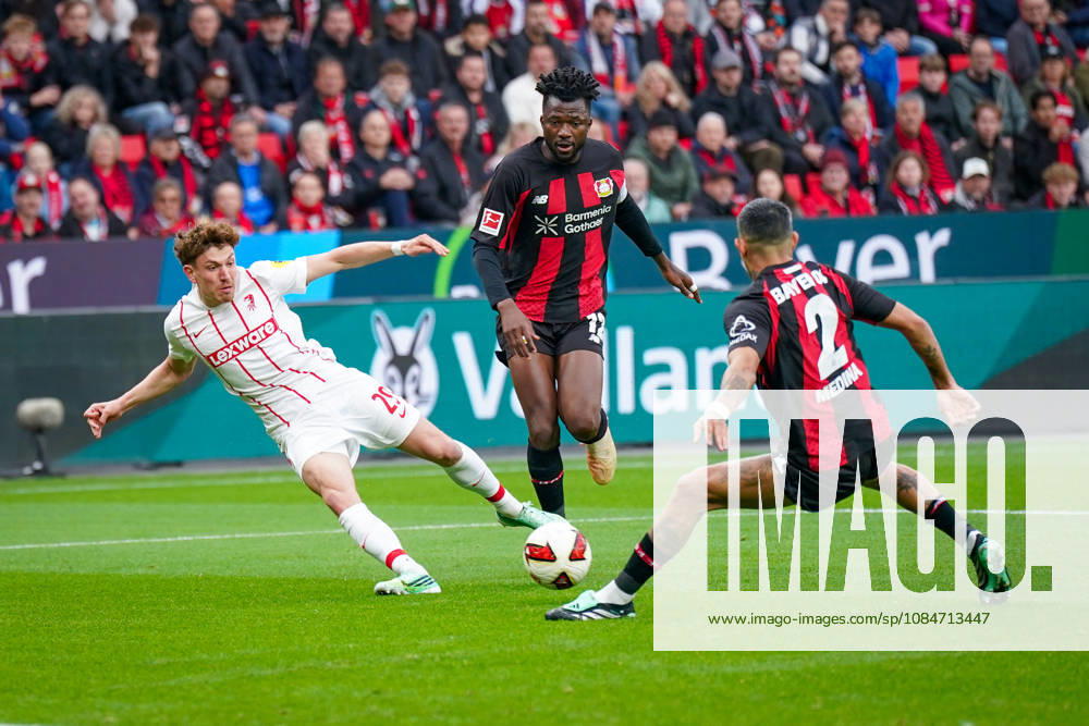 Deutschland: Fussball Bundesliga 2026 - 2027, 6. Spieltag - Bayer 04 Leverkusen vs SC Freiburg - BayArena (Leverkusen): Philipp Treu (SC Freiburg, 29) mit Edmond Tapsoba (Bayer 04 Leverkusen, 12) Facundo Medina (Bayer 04 Leverkusen, 2)