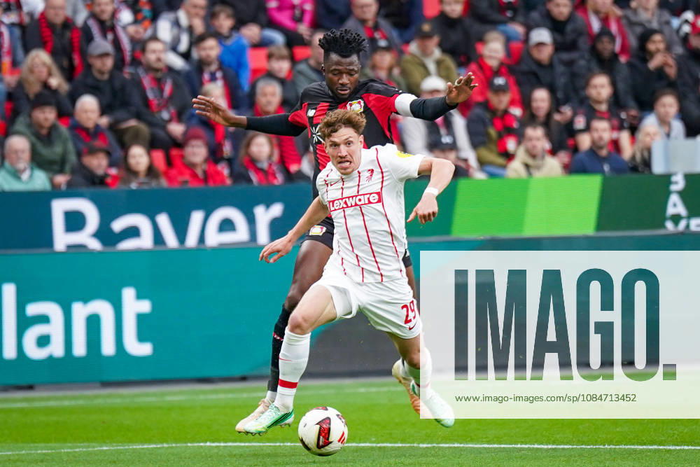 Deutschland: Fussball Bundesliga 2026 - 2027, 6. Spieltag - Bayer 04 Leverkusen vs SC Freiburg - BayArena (Leverkusen): Philipp Treu (SC Freiburg, 29) mit Edmond Tapsoba (Bayer 04 Leverkusen, 12)
