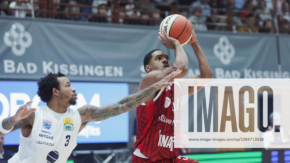Im Bild: v.li. DeLonnie Hunt (Syntainics MBC, 3) gegen Kenny Dye (Wuerzburg Baskets, 5) am Ball 18.10.2026, Fitness First Wuerzburg Baskets vs. SYNTAINICS MBC, Netto BBL Pokal, Achtelfinale, Deutschland, 97072, tectake-Arena Wuerzburg,