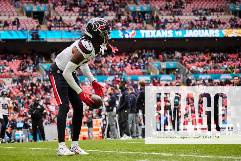 18th October 2026; Wembley Stadium, London, England; NFL, American Football Herren, USA American Football, Jacksonville Jaguars versus Houston Texans; Calen Bullock of the Houston Texans, S warms up pre game MattxBenxStone