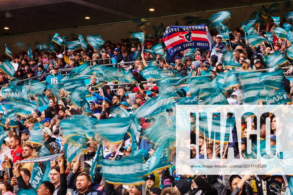 18th October 2026; Wembley Stadium, London, England; NFL, American Football Herren, USA American Football, Jacksonville Jaguars versus Houston Texans; Jacksonville Jaguars fans cheering waiving flags MattxBenxStone