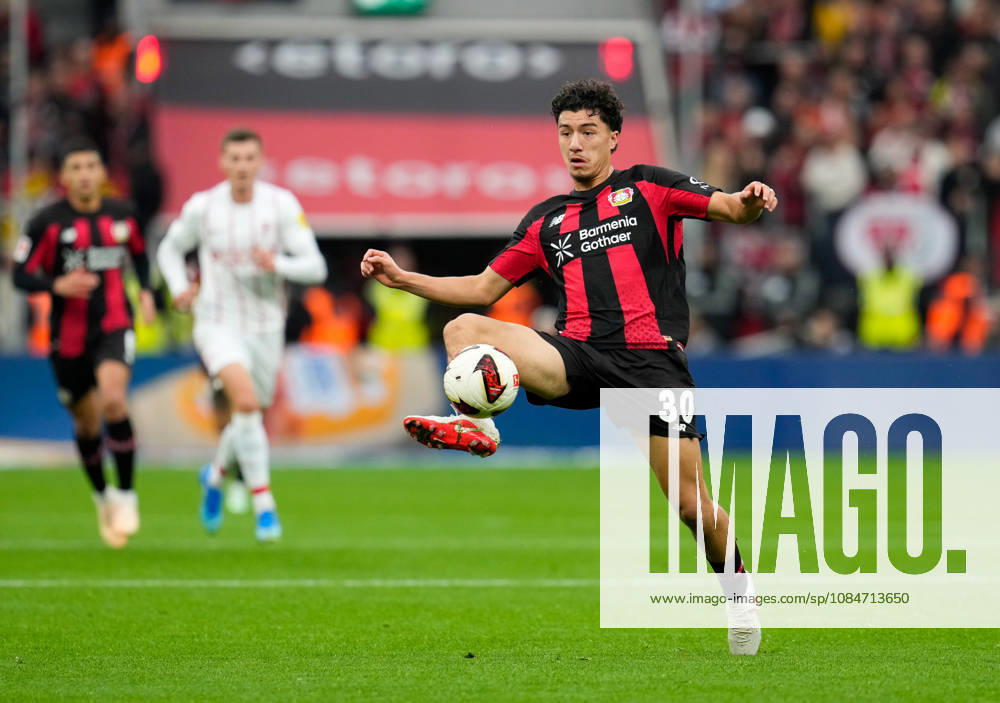 Ibrahim Maza (Bayer 04 Leverkusen, 30) kontrolliert den Ball unmittelbar vor seinem Torerfolg. GER, Bayer 04 Leverkusen vs SC Freiburg, 1. Bundesliga, 6. Spieltag, Saison 2026-27, BayArena, Leverkusen, 18.10.2026 DFL REGULATIONS PROHIBIT ANY USE OF PHOTOGRAPHS AS IMAGE SEQUENCES AND OR QUASI-VIDEO Bayer 04 Leverkusen vs SC Freiburg, 1. Bundesliga, 6. Spieltag, Saison 2026-27, 18.10.2026 Leverkusen