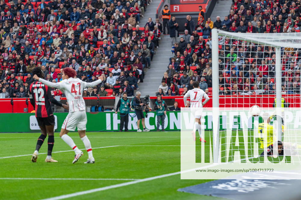 Derry Scherhant (SC Freiburg, 07) mit dem 1:0 fuer Freiburg, Keisuke Goto (SC Freiburg, 42) jubelt, Mark Flekken (Bayer 04 Leverkusen, 01) am pfosten sitzend Bayer 04 Leverkusen vs. SC Freiburg, Fussball, 1.Bundesliga, 6.Spieltag, Saison 2026 27, 18.10.2026, DFL REGULATIONS PROHIBIT ANY USE OF PHOTOGRAPHS AS IMAGE SEQUENCES AND OR QUASI-VIDEO, Bayer 04 Leverkusen vs. SC Freiburg, Fussball, 1.Bundesliga, 6.Spieltag, Saison 2026 27, 18.10.2026 Leverkusen