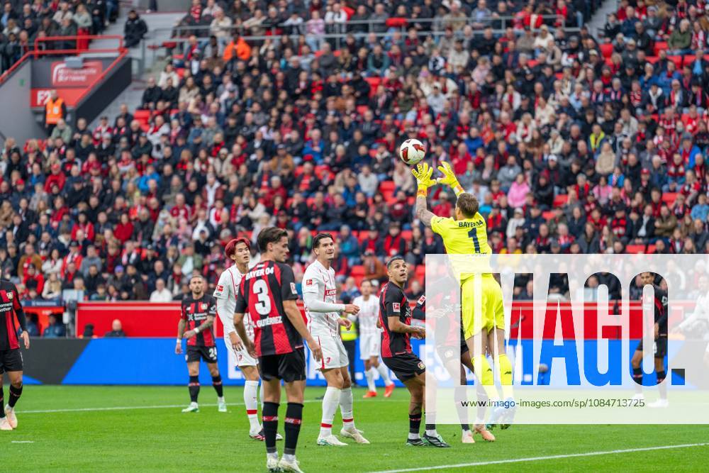Mark Flekken (Bayer 04 Leverkusen, 01) faengt eine Flanke ab, Keisuke Goto (SC Freiburg, 42), Igor Matanovic (SC Freiburg, 31), Facundo Medina (Bayer 04 Leverkusen, 02) schaue zu Bayer 04 Leverkusen vs. SC Freiburg, Fussball, 1.Bundesliga, 6.Spieltag, Saison 2026 27, 18.10.2026, DFL REGULATIONS PROHIBIT ANY USE OF PHOTOGRAPHS AS IMAGE SEQUENCES AND OR QUASI-VIDEO, Bayer 04 Leverkusen vs. SC Freiburg, Fussball, 1.Bundesliga, 6.Spieltag, Saison 2026 27, 18.10.2026 Leverkusen
