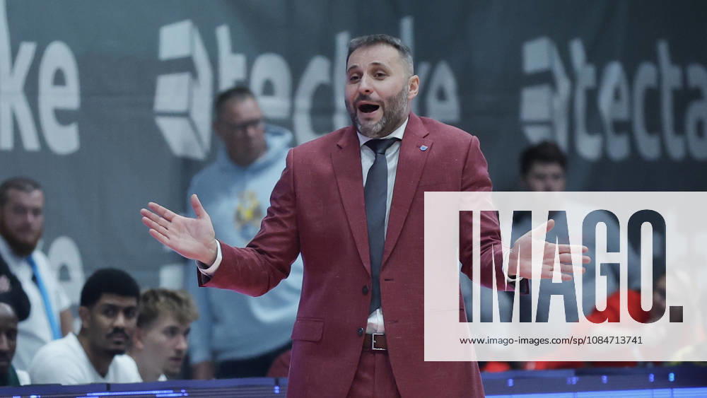 Im Bild: Verwunderung bei Head-Coach Vladimir Jovanovic (Syntainics MBC) 18.10.2026, Fitness First Wuerzburg Baskets vs. SYNTAINICS MBC, Netto BBL Pokal, Achtelfinale, Deutschland, 97072, tectake-Arena Wuerzburg,