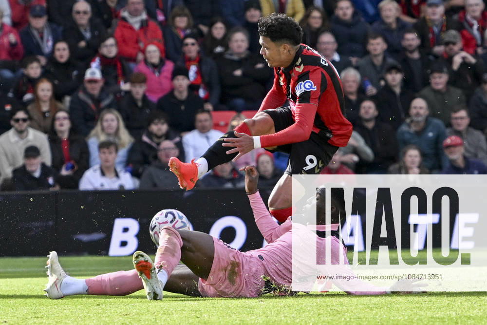AFC Bournemouth v Sunderland, Premier League Marcus Tavernier of Bournemouth and Nordi Mukiele of Sunderland battle for the ball during the AFC Bournemouth v Sunderland Premier League match at Vitality Stadium, Bournemouth, England on 18 October 2026 Credit: Andy Thomas Every Second Media Editorial use only. All images are copyright Every Second Media Limited. No images may be reproduced without prior permission. All rights reserved. Premier League and Football League images are subject to licensing agreements with Football DataCo Limited. see https: www.football-dataco.com