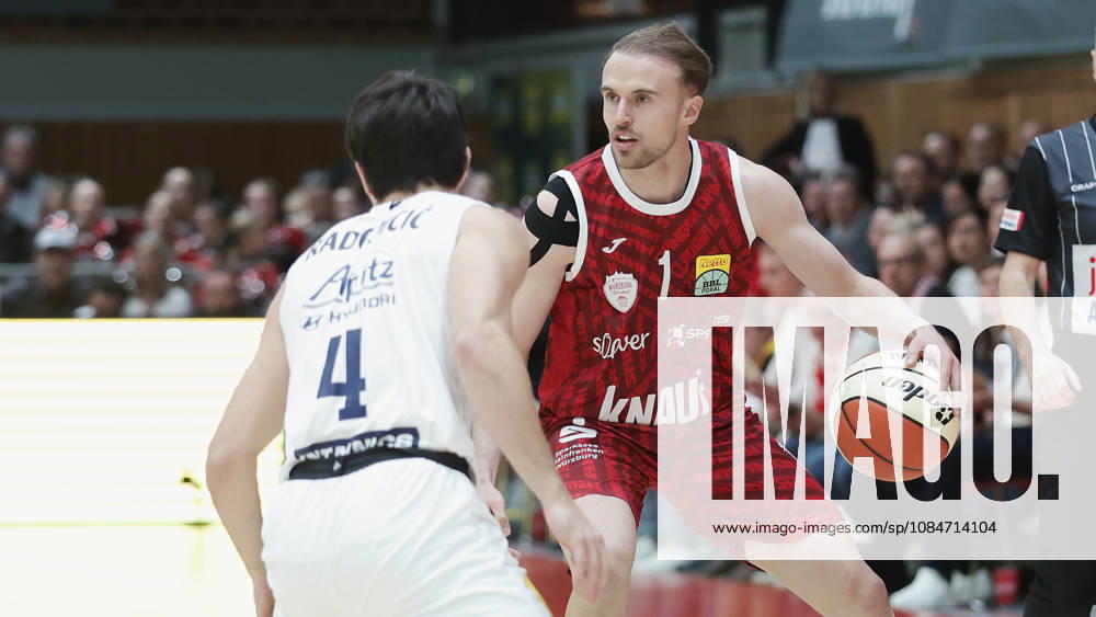 Im Bild: v.li. Vuk Radojicic (Syntainics MBC, 4) gegen Lukas Herzog (Wuerzburg Baskets, 1) am Ball 18.10.2026, Fitness First Wuerzburg Baskets vs. SYNTAINICS MBC, Netto BBL Pokal, Achtelfinale, Deutschland, 97072, tectake-Arena Wuerzburg,