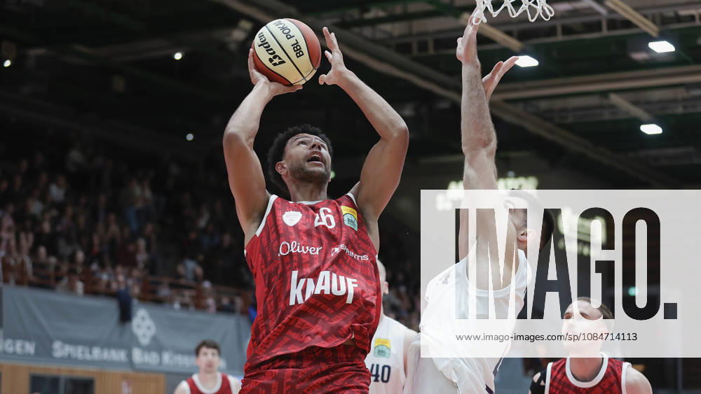 Im Bild: v.li. Marvin Ogunsipe (Wuerzburg Baskets, 26) mit dem Korbleger gegen Jure Planinic (Syntainics MBC, 44) 18.10.2026, Fitness First Wuerzburg Baskets vs. SYNTAINICS MBC, Netto BBL Pokal, Achtelfinale, Deutschland, 97072, tectake-Arena Wuerzburg,
