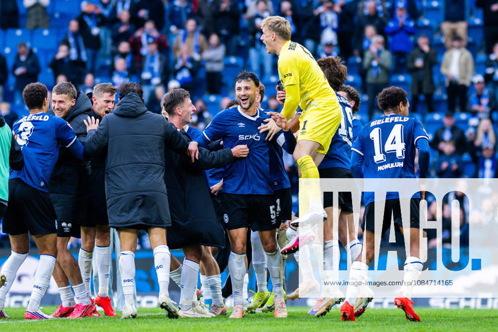 Fußball, 2026 2027, 2. Bundesliga, 8. Spieltag, DSC Arminia Bielefeld - VfL Osnabrück: Mannschaft (Bielefeld) nach dem Spiel, (M) Maximilian Bauer (Bielefeld), Jonas Kersken (Bielefeld) DFL REGULATIONS PROHIBIT ANY USE OF PHOTOGRAPHS AS IMAGE SEQUENCES AND OR QUASI-VIDEO.