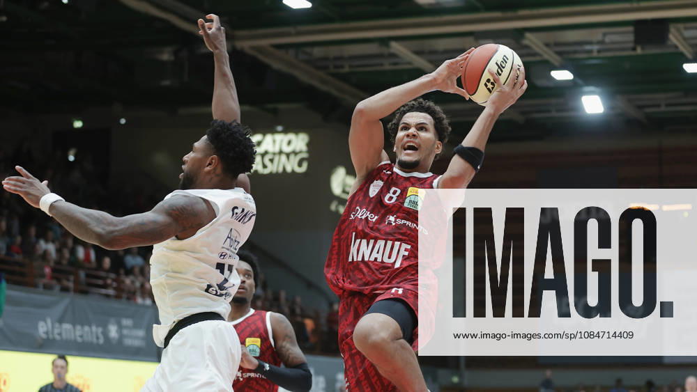 Im Bild: v.li. Anthony Gaines (Syntainics MBC, 11) gegen Brandon Tischler (Wuerzburg Baskets, 8) mit dem Korbleger 18.10.2026, Fitness First Wuerzburg Baskets vs. SYNTAINICS MBC, Netto BBL Pokal, Achtelfinale, Deutschland, 97072, tectake-Arena Wuerzburg,