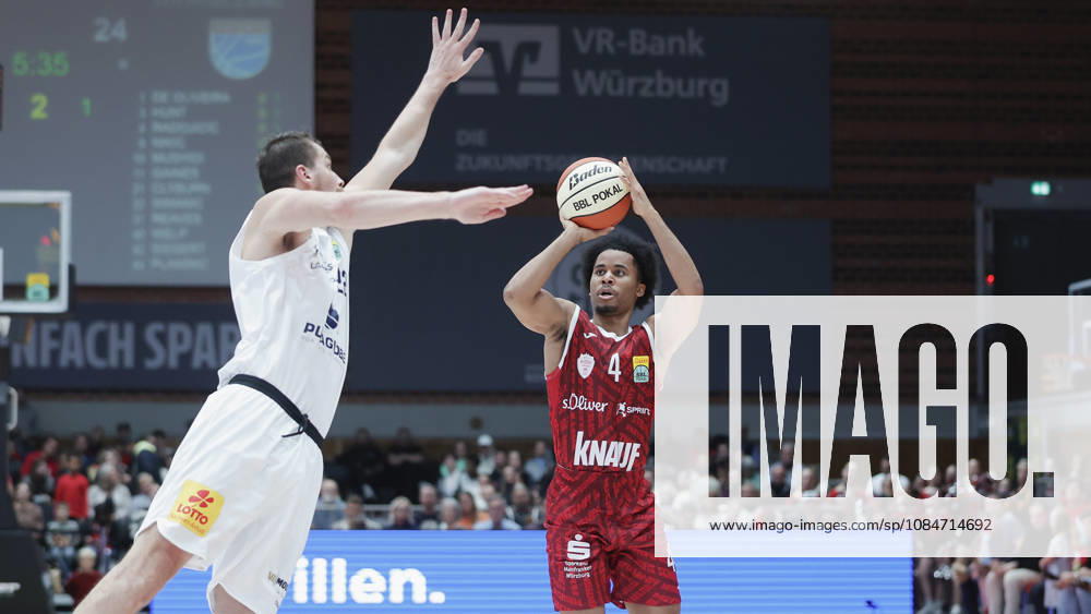 Im Bild: v.li. Borisa Simanic (Syntainics MBC, 22) gegen Sam Griffin (Wuerzburg Baskets, 4) mit dem Dreipunktewurf 18.10.2026, Fitness First Wuerzburg Baskets vs. SYNTAINICS MBC, Netto BBL Pokal, Achtelfinale, Deutschland, 97072, tectake-Arena Wuerzburg,