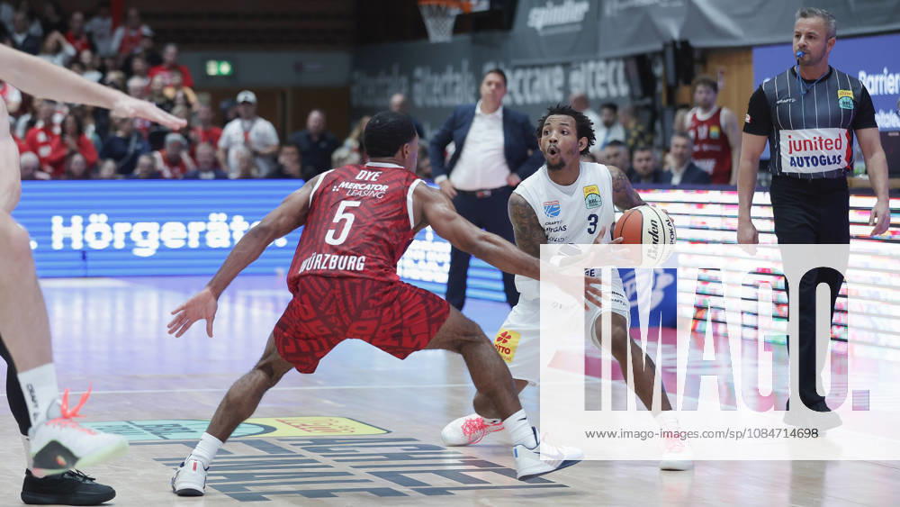 Im Bild: v.li. Kenny Dye (Wuerzburg Baskets, 5) gegen DeLonnie Hunt (Syntainics MBC, 3) am Ball 18.10.2026, Fitness First Wuerzburg Baskets vs. SYNTAINICS MBC, Netto BBL Pokal, Achtelfinale, Deutschland, 97072, tectake-Arena Wuerzburg,