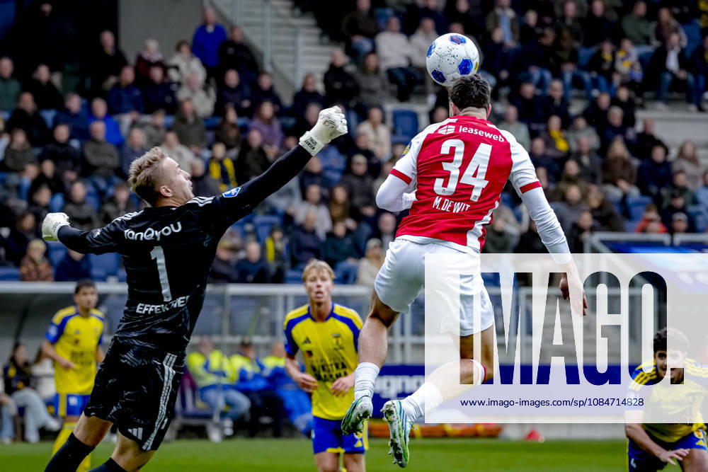 LEEUWARDEN - SC Cambuur goalkeeper Thijs Jansen, AZ Alkmaar defender Mees de Wit during the Vriendenloterij Eredivisie match between SC Cambuur and AZ at Kooi Stadion on 18 October 2026 in Leeuwarden, Nederland. ED VAN DE POL EYE4IMAGES DeFodi Images -