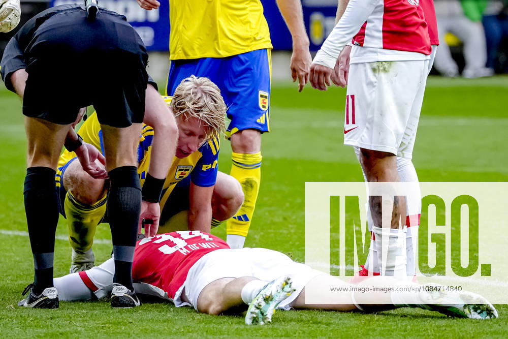 LEEUWARDEN - AZ Alkmaar defender Mees de Wit sustained an injury during the Vriendenloterij Eredivisie match between SC Cambuur and AZ at Kooi Stadion on 18 October 2026 in Leeuwarden, Nederland. ED VAN DE POL EYE4IMAGES DeFodi Images -