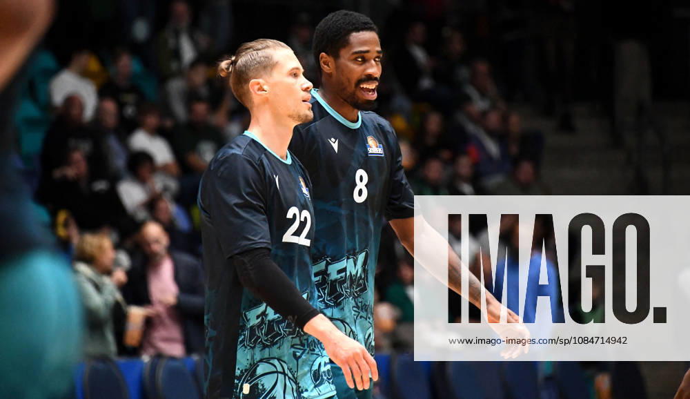 Basketball BBL Pokal, Frankfurt Skyliners - VET-Concept Gladiators Trier v.l. William Christmas (Fraport Skyliners Frankfurt), Thomas Klepeisz (Fraport Skyliners Frankfurt), im Gespraech, Unterhaltung, beraten sich Frankfurt am Main