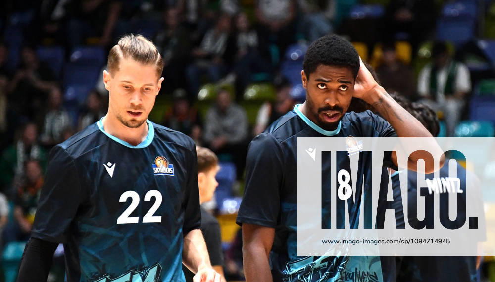 Basketball BBL Pokal, Frankfurt Skyliners - VET-Concept Gladiators Trier v.l. William Christmas (Fraport Skyliners Frankfurt), Thomas Klepeisz (Fraport Skyliners Frankfurt), nachdenklich Frankfurt am Main