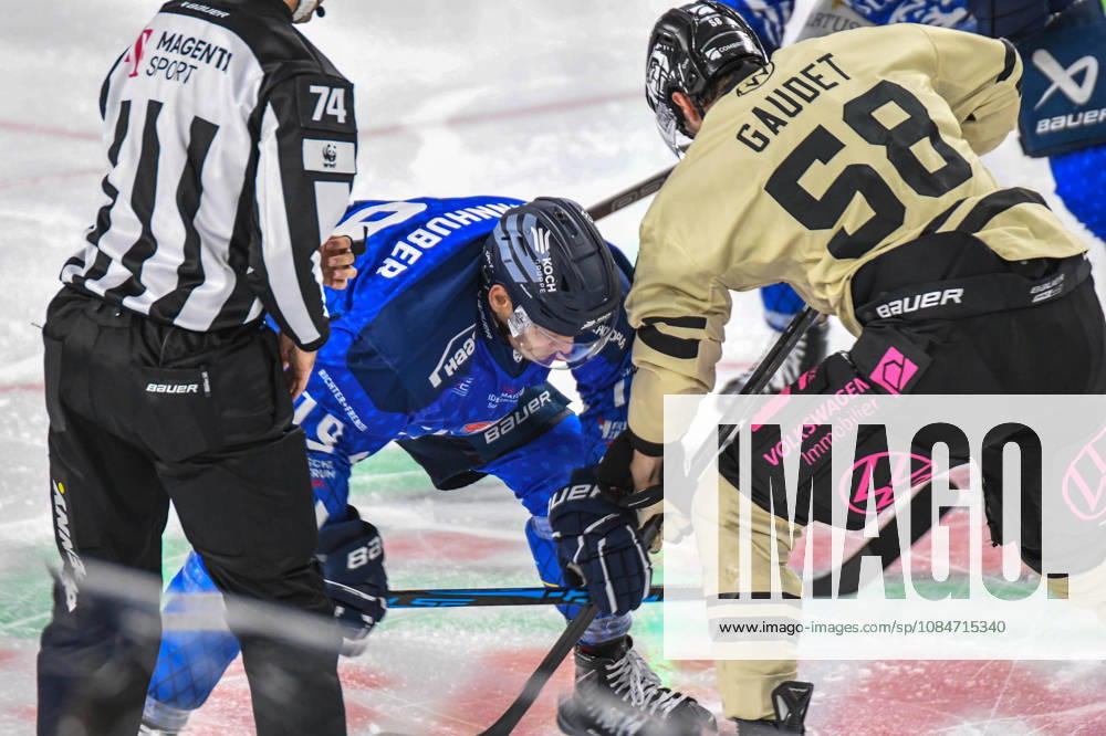 Straubing Tigers vs. Grizzlys Wolfsburg, Eishockey, Deutsche Eishockey Liga, Penny DEL, 10.Spieltag, Saison 2026 2027, 18.10.2026 Tim Brunnhuber (Straubing Tigers) und Tyler Gaudet (Grizzlys Wolfsburg) beim Bully, Eishockey Herren, Deutsche Eishockey Liga, Penny DEL, 10.Spieltag, Saison 2026 2027 am 18.10.2026 im Eisstadion am Pulverturm, Straubing Tigers (blau) gegen Grizzlys Wolfsburg (beige)