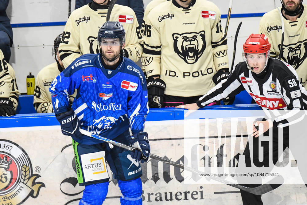 Straubing Tigers vs. Grizzlys Wolfsburg, Eishockey, Deutsche Eishockey Liga, Penny DEL, 10.Spieltag, Saison 2026 2027, 18.10.2026 Hudson Elynuik (Straubing Tigers), Eishockey Herren, Deutsche Eishockey Liga, Penny DEL, 10.Spieltag, Saison 2026 2027 am 18.10.2026 im Eisstadion am Pulverturm, Straubing Tigers (blau) gegen Grizzlys Wolfsburg (beige)