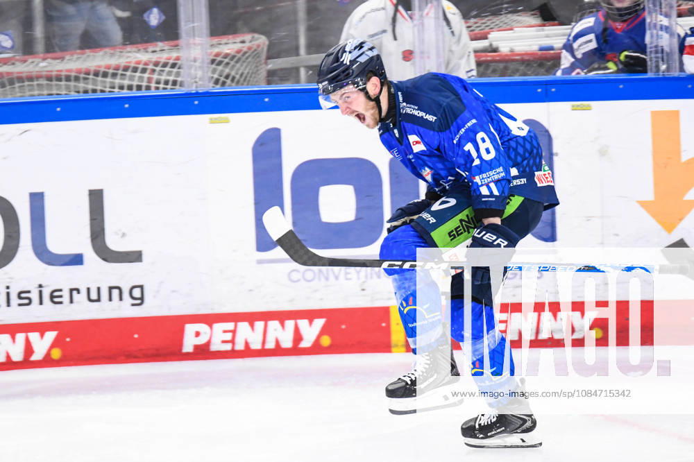 Straubing Tigers vs. Grizzlys Wolfsburg, Eishockey, Deutsche Eishockey Liga, Penny DEL, 10.Spieltag, Saison 2026 2027, 18.10.2026 Tyler Madden (Straubing Tigers) jubelt ueber seinen Treffer, Eishockey Herren, Deutsche Eishockey Liga, Penny DEL, 10.Spieltag, Saison 2026 2027 am 18.10.2026 im Eisstadion am Pulverturm, Straubing Tigers (blau) gegen Grizzlys Wolfsburg (beige)
