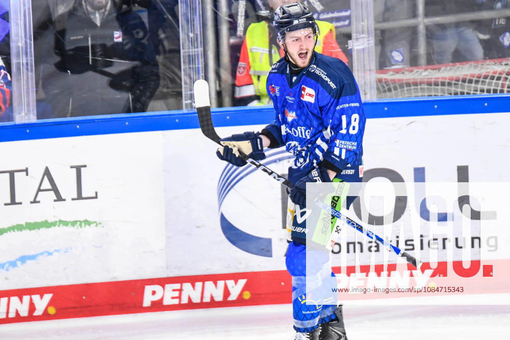 Straubing Tigers vs. Grizzlys Wolfsburg, Eishockey, Deutsche Eishockey Liga, Penny DEL, 10.Spieltag, Saison 2026 2027, 18.10.2026 Tyler Madden (Straubing Tigers) jubelt ueber seinen Treffer, Eishockey Herren, Deutsche Eishockey Liga, Penny DEL, 10.Spieltag, Saison 2026 2027 am 18.10.2026 im Eisstadion am Pulverturm, Straubing Tigers (blau) gegen Grizzlys Wolfsburg (beige)