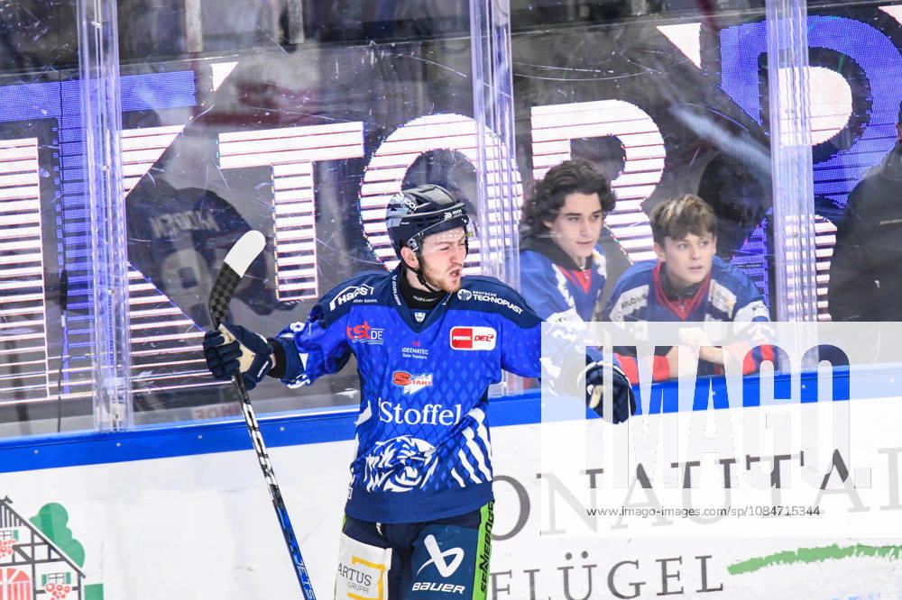 Straubing Tigers vs. Grizzlys Wolfsburg, Eishockey, Deutsche Eishockey Liga, Penny DEL, 10.Spieltag, Saison 2026 2027, 18.10.2026 Tyler Madden (Straubing Tigers) jubelt ueber seinen Treffer, Eishockey Herren, Deutsche Eishockey Liga, Penny DEL, 10.Spieltag, Saison 2026 2027 am 18.10.2026 im Eisstadion am Pulverturm, Straubing Tigers (blau) gegen Grizzlys Wolfsburg (beige)
