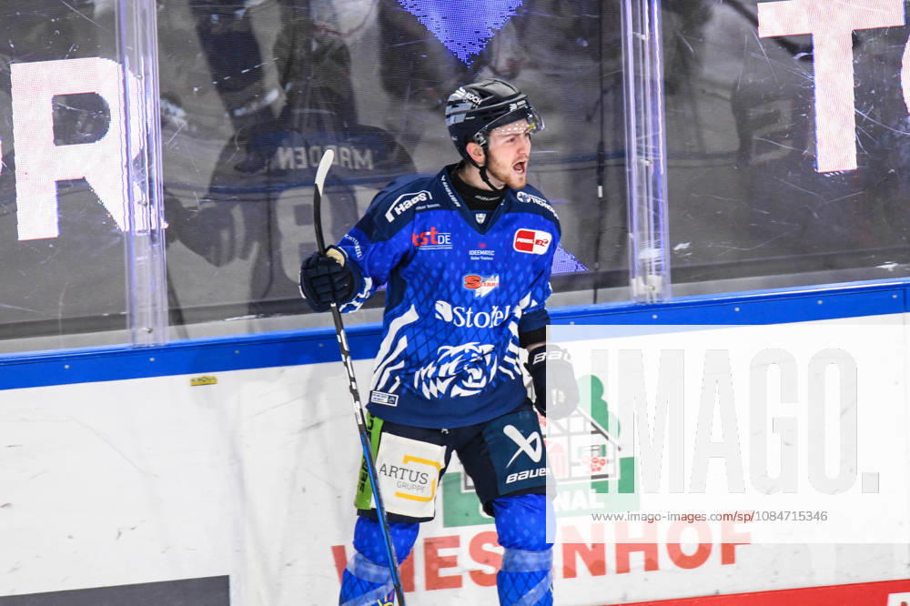 Straubing Tigers vs. Grizzlys Wolfsburg, Eishockey, Deutsche Eishockey Liga, Penny DEL, 10.Spieltag, Saison 2026 2027, 18.10.2026 Tyler Madden (Straubing Tigers) jubelt ueber seinen Treffer, Eishockey Herren, Deutsche Eishockey Liga, Penny DEL, 10.Spieltag, Saison 2026 2027 am 18.10.2026 im Eisstadion am Pulverturm, Straubing Tigers (blau) gegen Grizzlys Wolfsburg (beige)