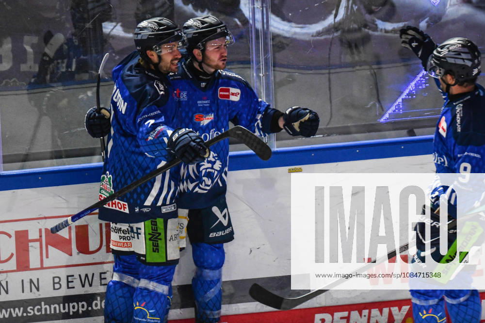 Straubing Tigers vs. Grizzlys Wolfsburg, Eishockey, Deutsche Eishockey Liga, Penny DEL, 10.Spieltag, Saison 2026 2027, 18.10.2026 Tyler Madden (Straubing Tigers) jubelt mit Nicolas Beaduin und Stephan Daschner ueber seinen Treffer, Eishockey Herren, Deutsche Eishockey Liga, Penny DEL, 10.Spieltag, Saison 2026 2027 am 18.10.2026 im Eisstadion am Pulverturm, Straubing Tigers (blau) gegen Grizzlys Wolfsburg (beige)