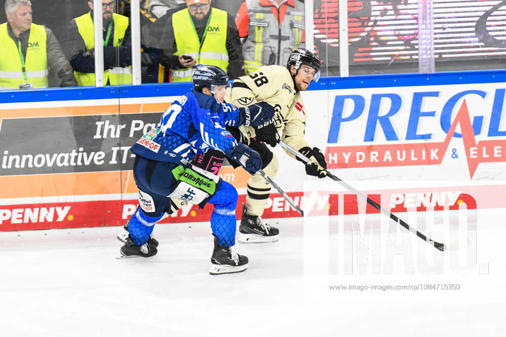 Straubing Tigers vs. Grizzlys Wolfsburg, Eishockey, Deutsche Eishockey Liga, Penny DEL, 10.Spieltag, Saison 2026 2027, 18.10.2026 Filip Varejcka (Straubing Tigers) mit Tyler Gaudet (Grizzlys Wolfsburg), Eishockey Herren, Deutsche Eishockey Liga, Penny DEL, 10.Spieltag, Saison 2026 2027 am 18.10.2026 im Eisstadion am Pulverturm, Straubing Tigers (blau) gegen Grizzlys Wolfsburg (beige)