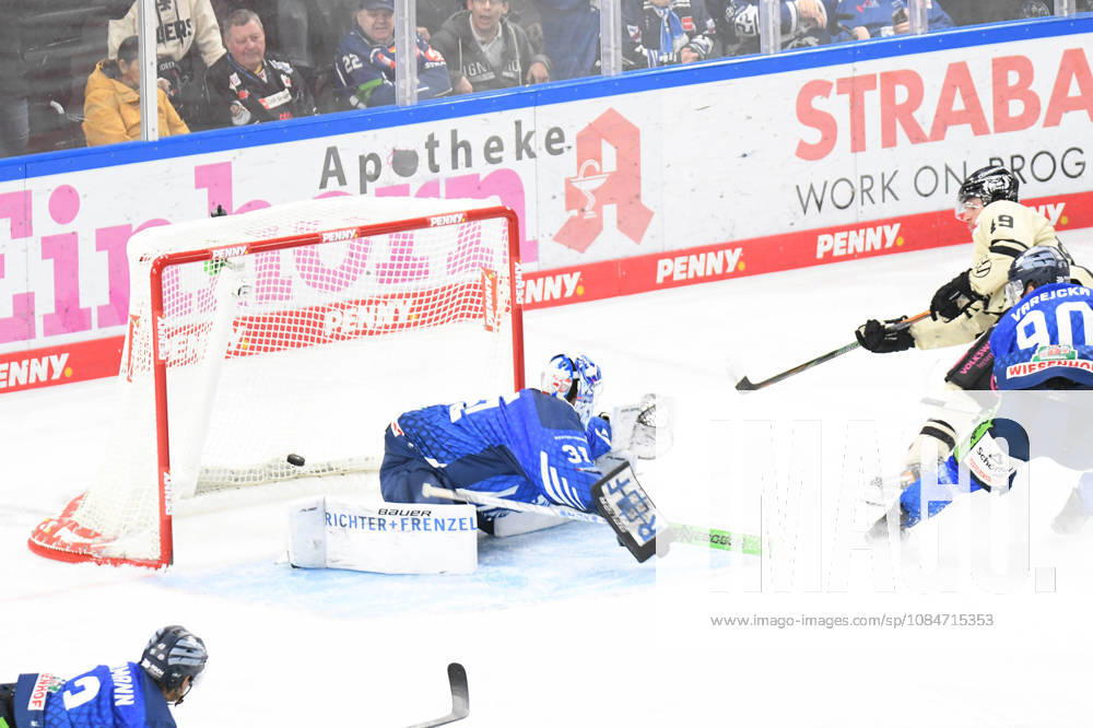 Straubing Tigers vs. Grizzlys Wolfsburg, Eishockey, Deutsche Eishockey Liga, Penny DEL, 10.Spieltag, Saison 2026 2027, 18.10.2026 Jakub Skarek (Straubing Tigers) ist geschlagen, Robert Lynch (Grizzlys Wolfsburg) trifft, Eishockey Herren, Deutsche Eishockey Liga, Penny DEL, 10.Spieltag, Saison 2026 2027 am 18.10.2026 im Eisstadion am Pulverturm, Straubing Tigers (blau) gegen Grizzlys Wolfsburg (beige)