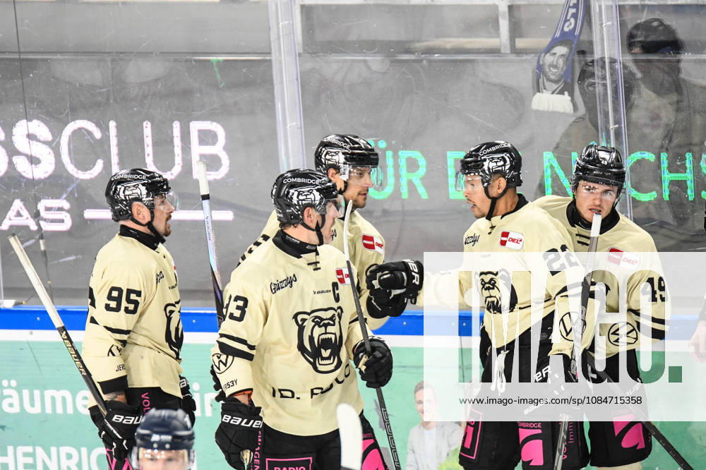 Straubing Tigers vs. Grizzlys Wolfsburg, Eishockey, Deutsche Eishockey Liga, Penny DEL, 10.Spieltag, Saison 2026 2027, 18.10.2026 Robert Lynch (Grizzlys Wolfsburg) jubelt mit Spencer Machacek, Fabio Pfohl, Madison Bowey ueber seinen Treffer, Eishockey Herren, Deutsche Eishockey Liga, Penny DEL, 10.Spieltag, Saison 2026 2027 am 18.10.2026 im Eisstadion am Pulverturm, Straubing Tigers (blau) gegen Grizzlys Wolfsburg (beige)