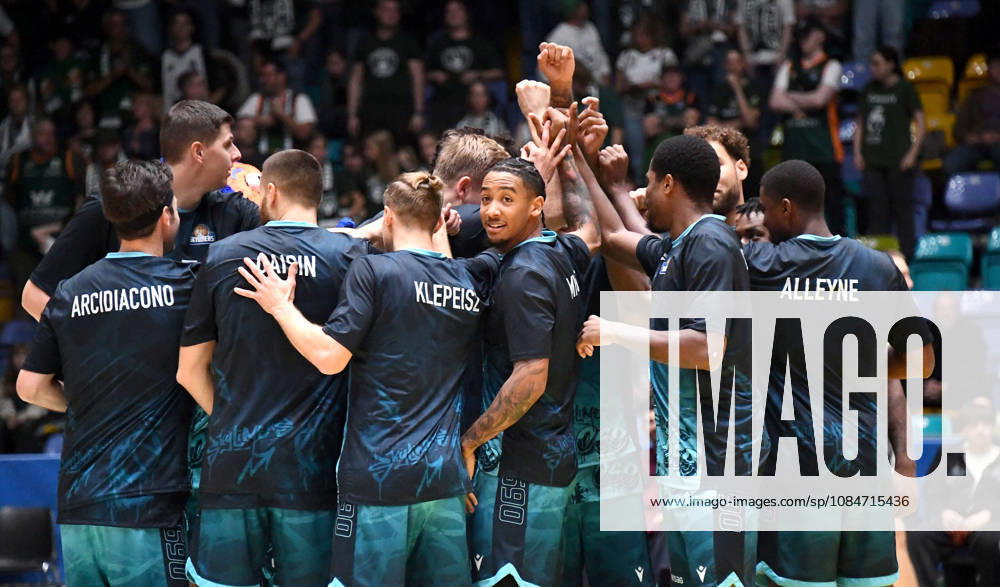 Basketball BBL Pokal, Frankfurt Skyliners - VET-Concept Gladiators Trier v.l. Die Skyliners rund um Judah Mintz (Fraport Skyliners Frankfurt) und co jubeln, feuern sich an Frankfurt am Main