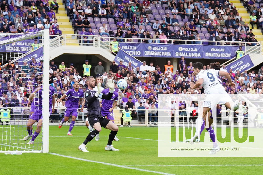ACF Fiorentina v Como 1907 - Serie A Enilive David De Gea of ACF Fiorentina saves on Tasos Douvikas of Como 1907 during the Serie A Enilive match between ACF Fiorentina and Como 1907 at Artemio Franchi Stadium on October 18, 2026 in Florence, Italy. Florence Artemio Franchi Stadium Tuscany Italy