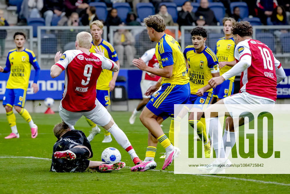 LEEUWARDEN - SC Cambuur goalkeeper Thijs Jansen, AZ Alkmaar forward Mexx Meerdink during the Vriendenloterij Eredivisie match between SC Cambuur and AZ at Kooi Stadion on 18 October 2026 in Leeuwarden, Nederland. ED VAN DE POL EYE4IMAGES DeFodi Images -