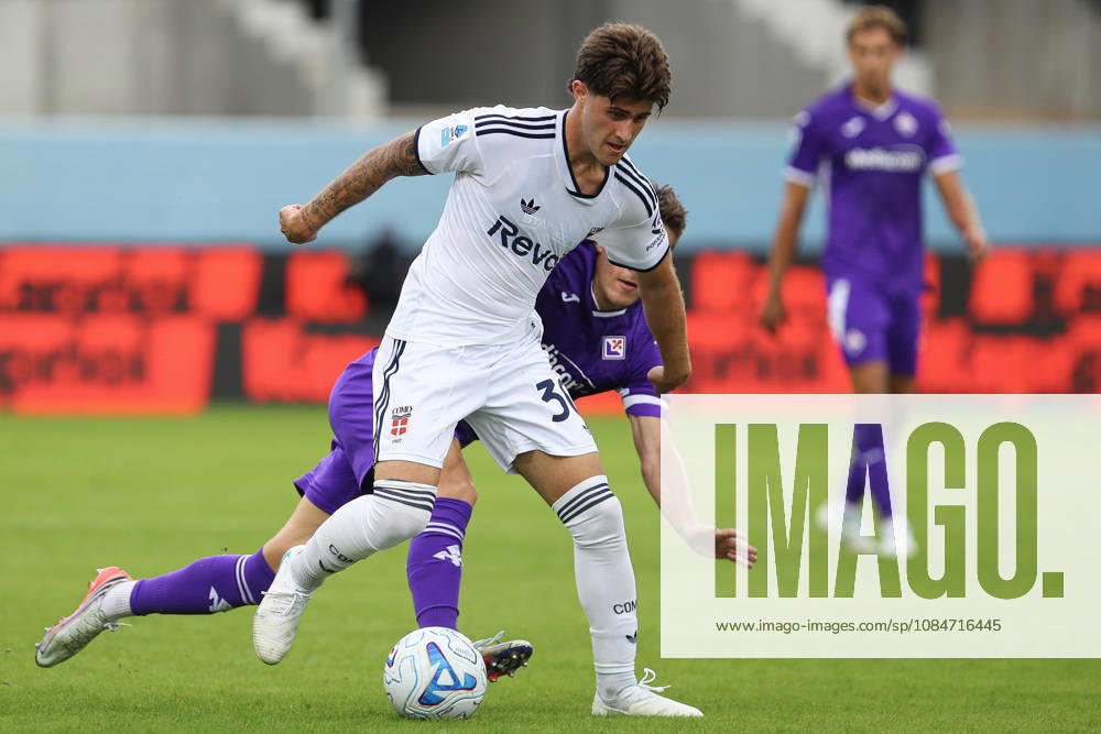 Mattia Liberali of Como 1907 in action during the serie A match between ACF Fiorentina and Como 1907 at Artemio Franchi Stadium in Firenze (Italy), October 18, 2026. massimilianoxcarnabuci