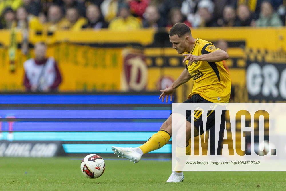 GER, Dresden, Fussball, 2. Bundesliga, 8. Spieltag, Dynamo Dresden vs. 1. FC Magdeburg im Bild v.l.: Jakob Lemmer (Dynamo Dresden 10), Aktion mit Ball 18.10.2026, Rudolf-Harbig Stadion Dresden DFL DFB REGULATIONS PROHIBIT ANY USE OF PHOTOGRAPHS AS IMAGE SEQUENCES AND OR QUASI-VIDEO,