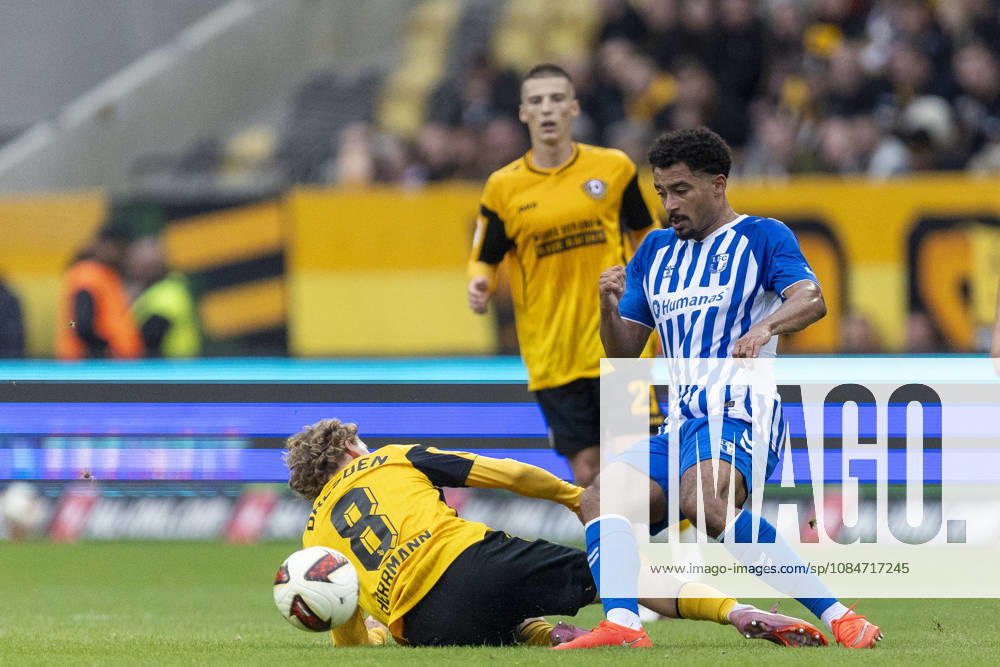 GER, Dresden, Fussball, 2. Bundesliga, 8. Spieltag, Dynamo Dresden vs. 1. FC Magdeburg im Bild v.l.: Luca Herrmann (Dynamo Dresden 08), Emmanuel Iyoha (FC Magdeburg 08), Zweikampf 18.10.2026, Rudolf-Harbig Stadion Dresden DFL DFB REGULATIONS PROHIBIT ANY USE OF PHOTOGRAPHS AS IMAGE SEQUENCES AND OR QUASI-VIDEO,