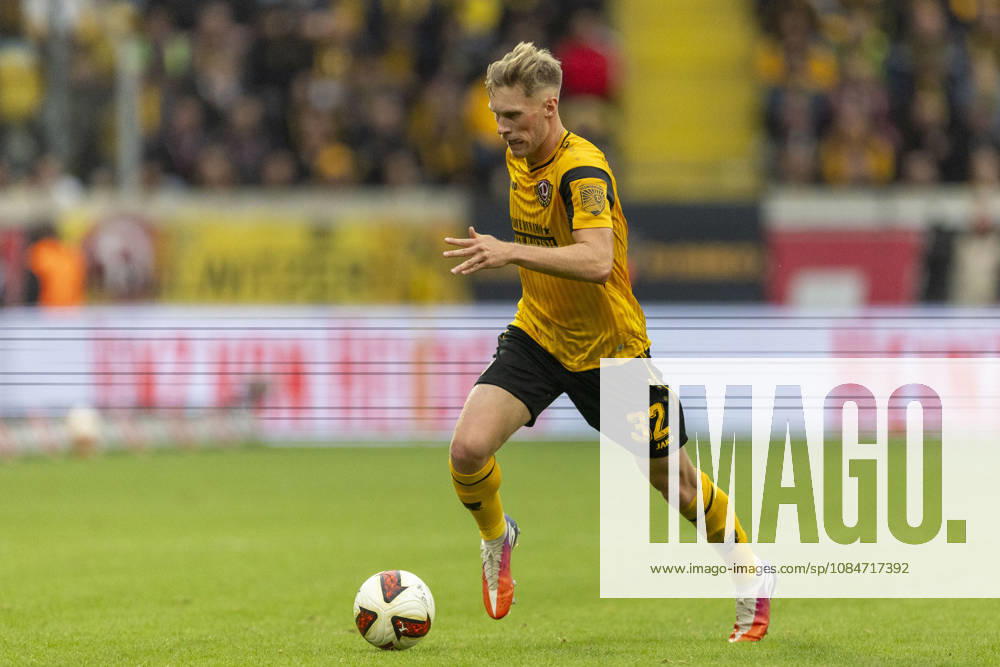 GER, Dresden, Fussball, 2. Bundesliga, 8. Spieltag, Dynamo Dresden vs. 1. FC Magdeburg im Bild v.l.: Jonas Sterner (Dynamo Dresden 32), Aktion mit Ball 18.10.2026, Rudolf-Harbig Stadion Dresden DFL DFB REGULATIONS PROHIBIT ANY USE OF PHOTOGRAPHS AS IMAGE SEQUENCES AND OR QUASI-VIDEO,