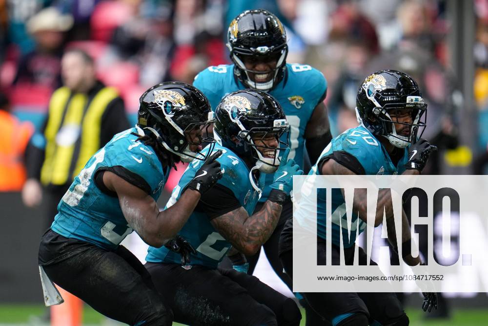Jacksonville Jaguars, Bhayshul Tuten, Running back, 33 celebrates his second touchdown with team-mates Houston Texans v Jacksonville Jaguars, NFL, American Football Herren, USA American Football, Wembley Stadium, London, UK - 18 Oct 2026London Wembley Stadium United Kingdom