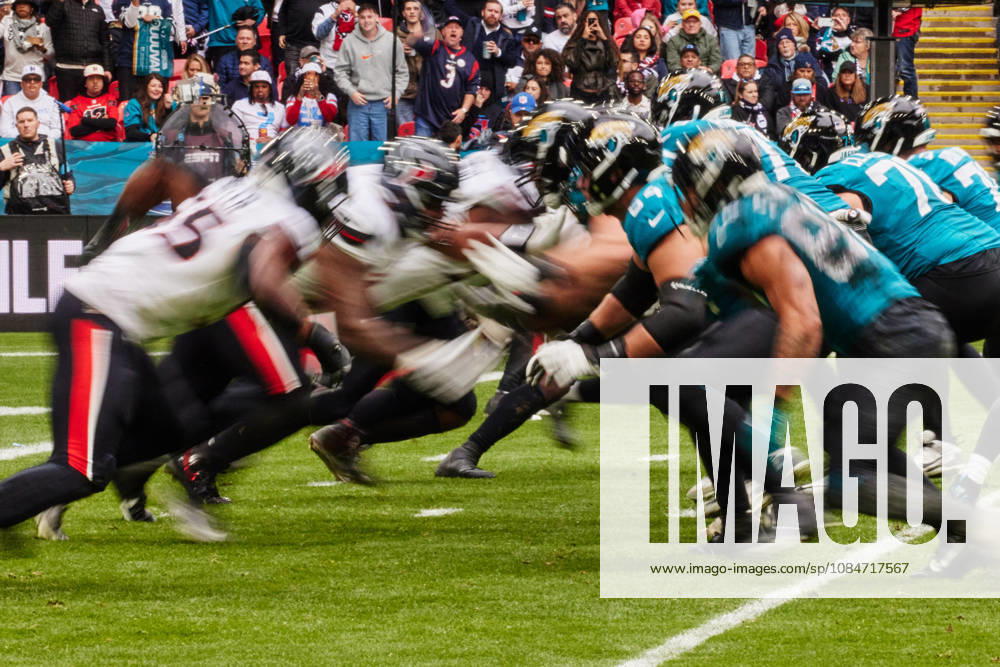 18th October 2026; Wembley Stadium, London, England; NFL, American Football Herren, USA American Football, Jacksonville Jaguars versus Houston Texans; motion blur of line of scrimmage during the snap MattxBenxStone