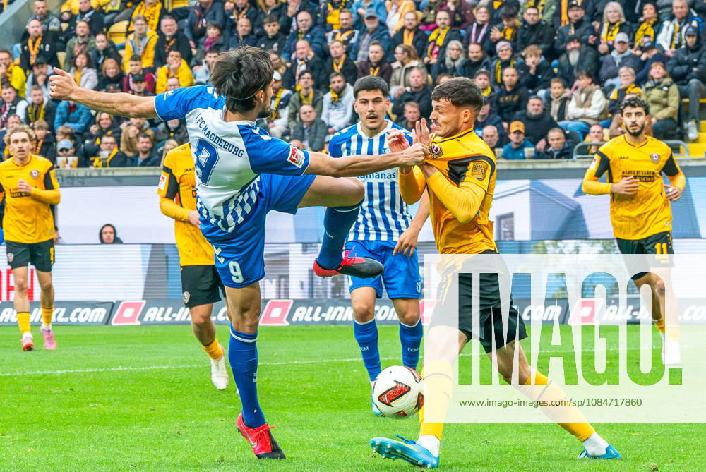 Dresden, Deutschland 18. Oktober 2026: 2. Bundesliga - 2026 2027 - 8. Spieltag - SG Dynamo Dresden gegen 1. FC Magdeburg Im Bild: v. li. im Zweikampf Roko Šimić Simic (1.FC) und Ahmet Muhamedbegović Muhamedbegovic (SGD) DFL DFB regulations prohibit any use of photographs as image sequences and or quasi-video.