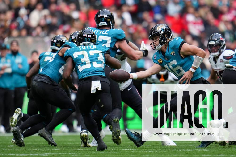 Jacksonville Jaguars, Trevor Lawrence, Quarterback, 16 hands the ball off to Jacksonville Jaguars, Bhayshul Tuten, Running back, 33 Houston Texans v Jacksonville Jaguars, NFL, American Football Herren, USA American Football, Wembley Stadium, London, UK - 18 Oct 2026London Wembley Stadium United Kingdom