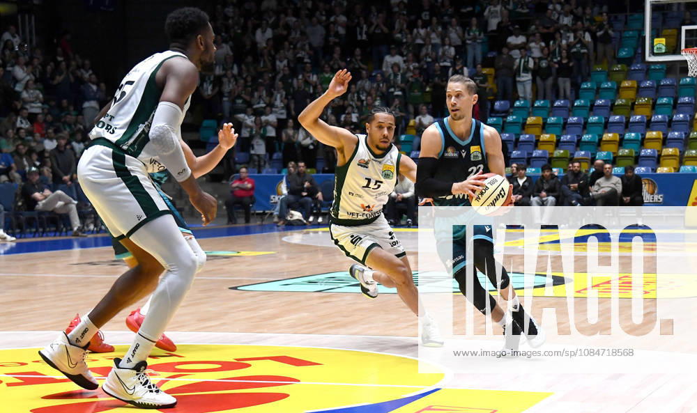 Basketball BBL Pokal, Frankfurt Skyliners - VET-Concept Gladiators Trier v.l. Thomas Klepeisz (Fraport Skyliners Frankfurt), Ejiofor Onu (Gladiators Trier), Jordan Roland (Gladiators Trier), Zweikampf, Duell Frankfurt am Main