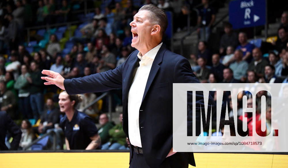 Basketball BBL Pokal, Frankfurt Skyliners - VET-Concept Gladiators Trier v.l. Trainer Klaus Perwas (Head Coach, Fraport Skyliners Frankfurt), Mimik, Gestik, Emotion Frankfurt am Main