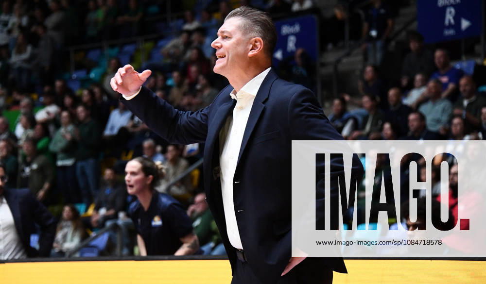 Basketball BBL Pokal, Frankfurt Skyliners - VET-Concept Gladiators Trier v.l. Trainer Klaus Perwas (Head Coach, Fraport Skyliners Frankfurt), Mimik, Gestik, Emotion Frankfurt am Main