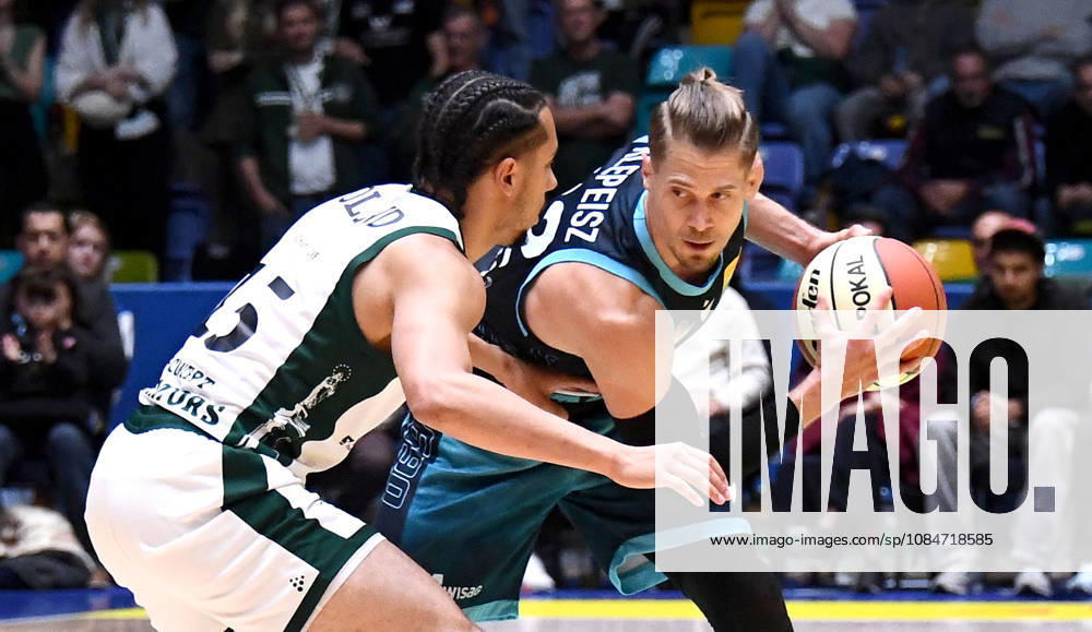Basketball BBL Pokal, Frankfurt Skyliners - VET-Concept Gladiators Trier v.l. Thomas Klepeisz (Fraport Skyliners Frankfurt), Jordan Roland (Gladiators Trier), Zweikampf, Duell Frankfurt am Main