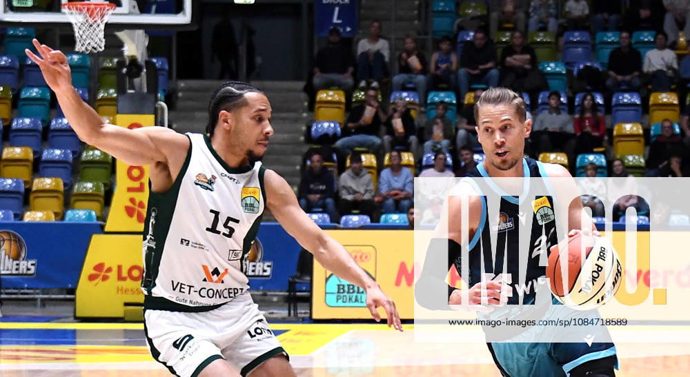 Basketball BBL Pokal, Frankfurt Skyliners - VET-Concept Gladiators Trier v.l. Thomas Klepeisz (Fraport Skyliners Frankfurt), Jordan Roland (Gladiators Trier), Zweikampf, Duell Frankfurt am Main
