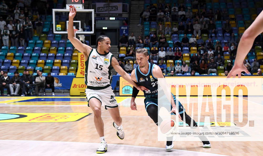 Basketball BBL Pokal, Frankfurt Skyliners - VET-Concept Gladiators Trier v.l. Thomas Klepeisz (Fraport Skyliners Frankfurt), Jordan Roland (Gladiators Trier), Zweikampf, Duell Frankfurt am Main