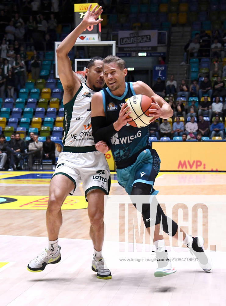 Basketball BBL Pokal, Frankfurt Skyliners - VET-Concept Gladiators Trier v.l. Thomas Klepeisz (Fraport Skyliners Frankfurt), Jordan Roland (Gladiators Trier), Zweikampf, Duell Frankfurt am Main