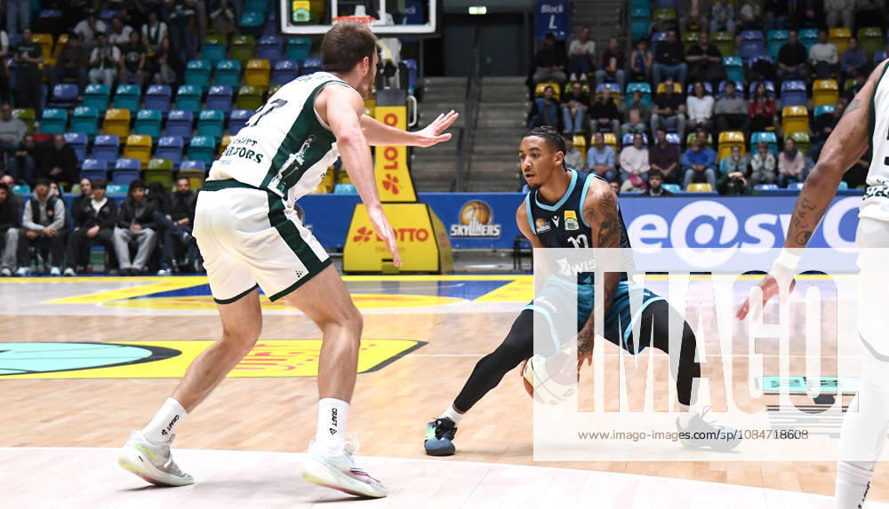 Basketball BBL Pokal, Frankfurt Skyliners - VET-Concept Gladiators Trier v.l. Judah Mintz (Fraport Skyliners Frankfurt), Moritz Krimmer (Gladiators Trier), Zweikampf, Duell, Dribbling Frankfurt am Main